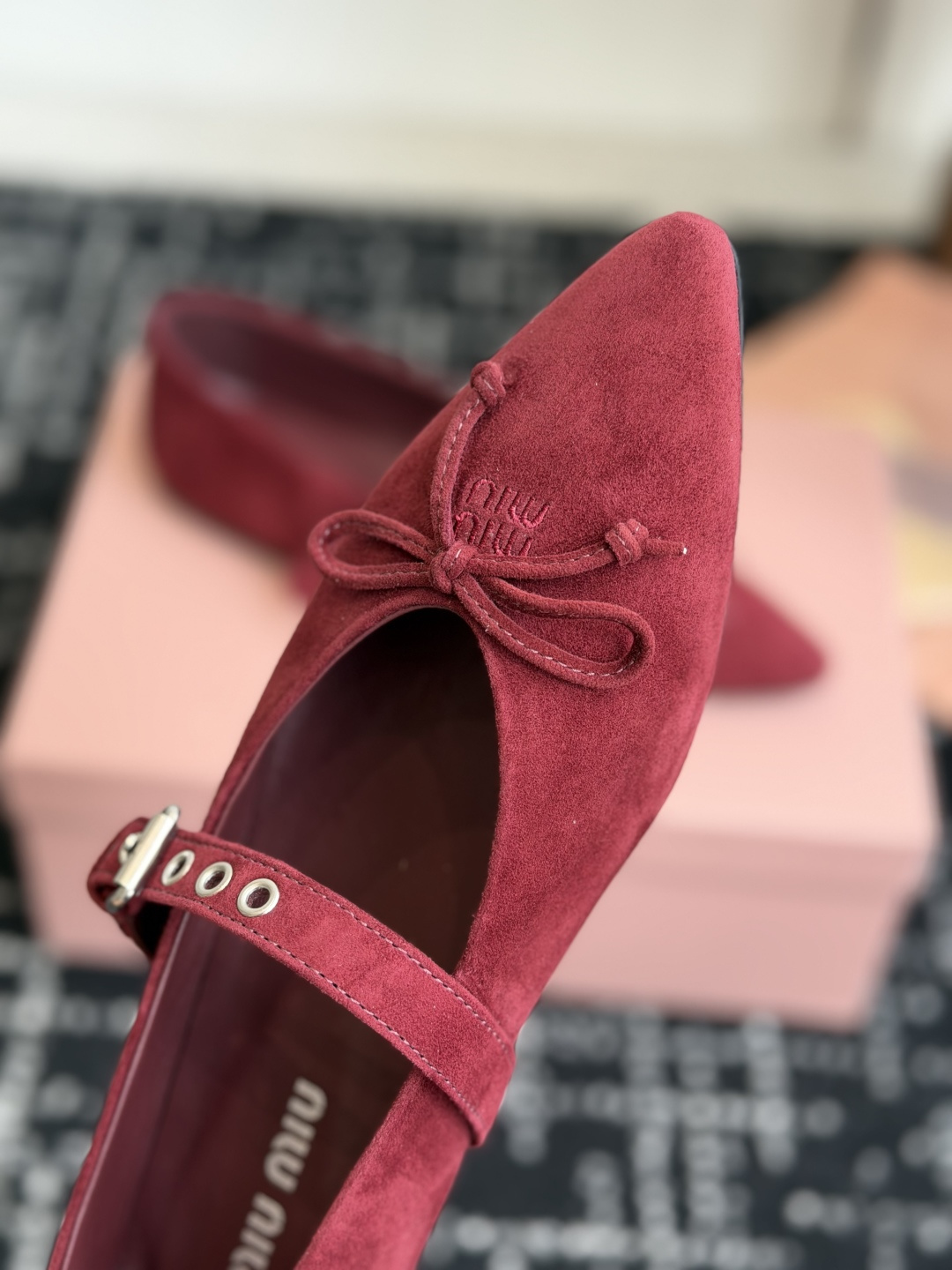 代购级(码数偏小) Miu Miu 缪缪 26ss 尖头单鞋 玛丽珍 单鞋上脚果然更惊艳~ 个性设计非常百搭,而且平底也 代购级(码数偏小) Miu Miu 缪缪 26ss 尖头单鞋 玛丽珍 单鞋上脚果然更惊艳~ 个性设计非常百搭,而且平底也