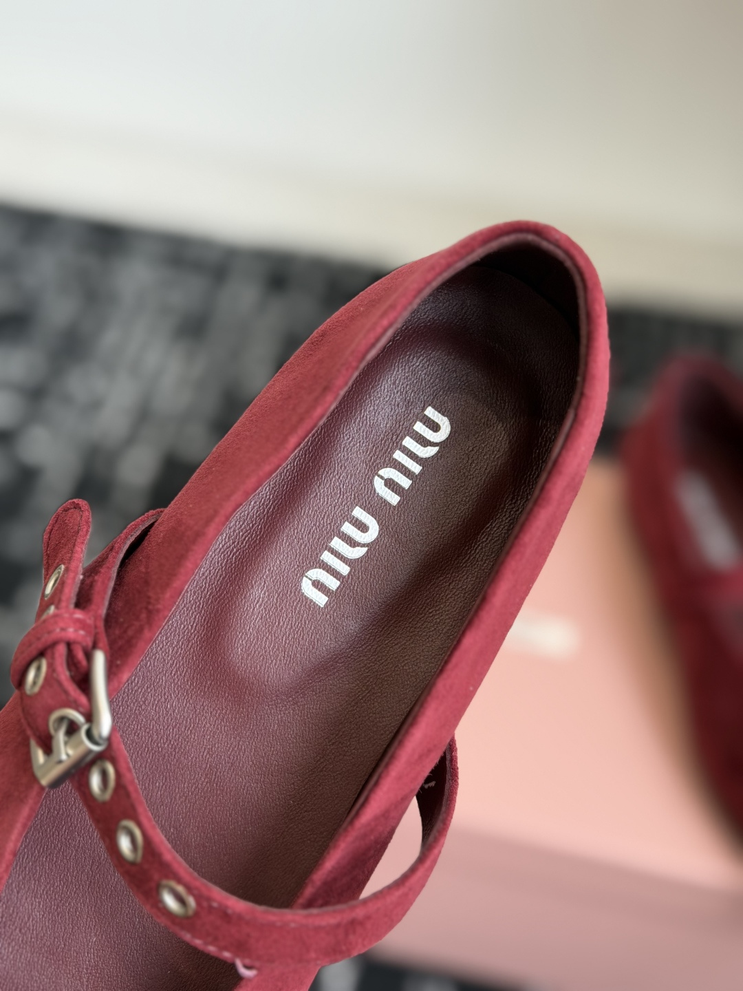 代购级(码数偏小) Miu Miu 缪缪 26ss 尖头单鞋 玛丽珍 单鞋上脚果然更惊艳~ 个性设计非常百搭,而且平底也 代购级(码数偏小) Miu Miu 缪缪 26ss 尖头单鞋 玛丽珍 单鞋上脚果然更惊艳~ 个性设计非常百搭,而且平底也