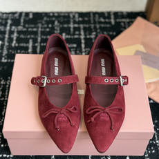 代购级(码数偏小) Miu Miu 缪缪 26ss 尖头单鞋 玛丽珍 单鞋上脚果然更惊艳~ 个性设计非常百搭,而且平底也 代购级(码数偏小) Miu Miu 缪缪 26ss 尖头单鞋 玛丽珍 单鞋上脚果然更惊艳~ 个性设计非常百搭,而且平底也