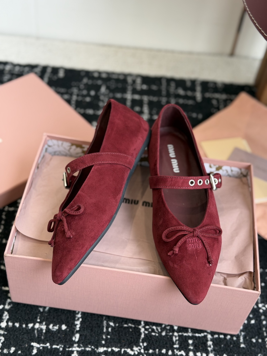 代购级(码数偏小) Miu Miu 缪缪 26ss 尖头单鞋 玛丽珍 单鞋上脚果然更惊艳~ 个性设计非常百搭,而且平底也 代购级(码数偏小) Miu Miu 缪缪 26ss 尖头单鞋 玛丽珍 单鞋上脚果然更惊艳~ 个性设计非常百搭,而且平底也