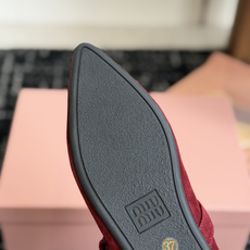 代购级(码数偏小) Miu Miu 缪缪 26ss 尖头单鞋 玛丽珍 单鞋上脚果然更惊艳~ 个性设计非常百搭,而且平底也 代购级(码数偏小) Miu Miu 缪缪 26ss 尖头单鞋 玛丽珍 单鞋上脚果然更惊艳~ 个性设计非常百搭,而且平底也