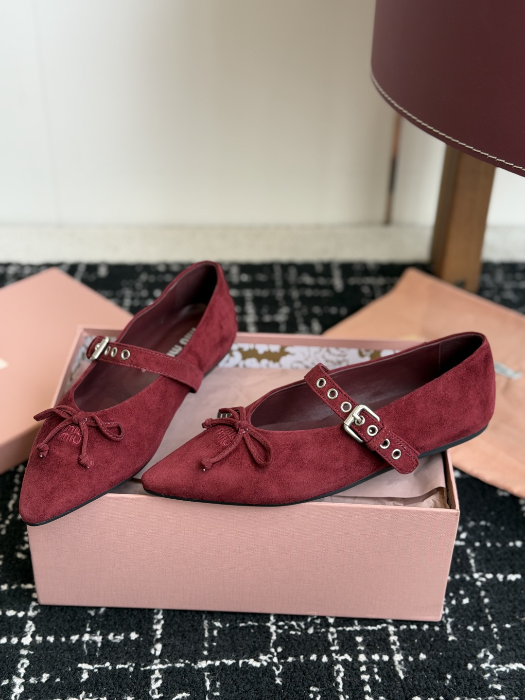 代购级(码数偏小) Miu Miu 缪缪 26ss 尖头单鞋 玛丽珍 单鞋上脚果然更惊艳~ 个性设计非常百搭,而且平底也 代购级(码数偏小) Miu Miu 缪缪 26ss 尖头单鞋 玛丽珍 单鞋上脚果然更惊艳~ 个性设计非常百搭,而且平底也