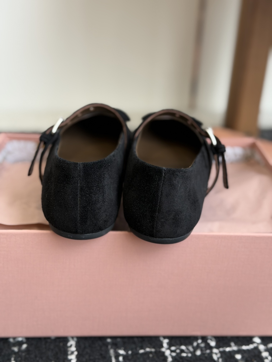 代购级(码数偏小) Miu Miu 缪缪 26ss 尖头单鞋 玛丽珍 单鞋上脚果然更惊艳~ 个性设计非常百搭,而且平底也 代购级(码数偏小) Miu Miu 缪缪 26ss 尖头单鞋 玛丽珍 单鞋上脚果然更惊艳~ 个性设计非常百搭,而且平底也