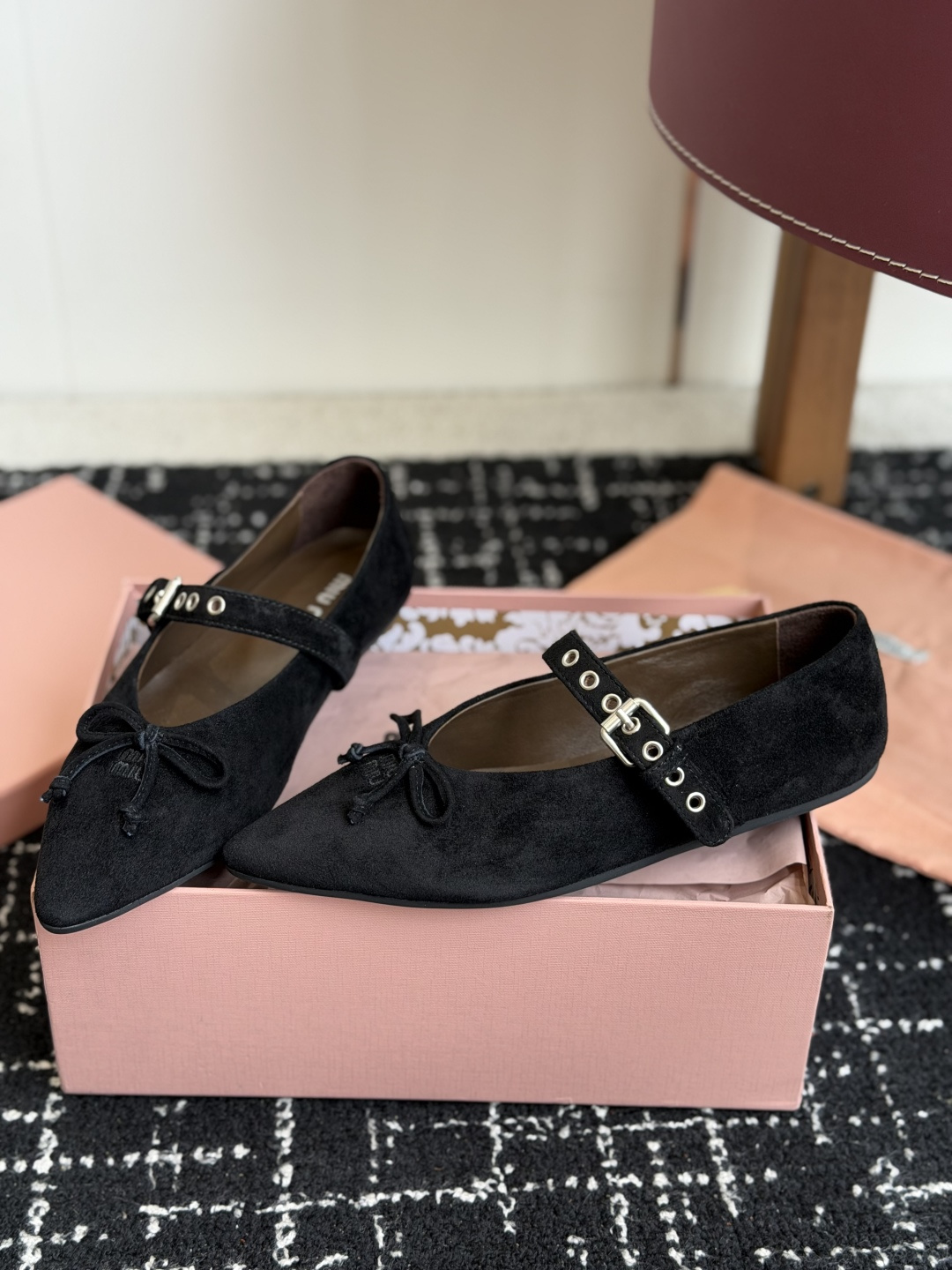 代购级(码数偏小) Miu Miu 缪缪 26ss 尖头单鞋 玛丽珍 单鞋上脚果然更惊艳~ 个性设计非常百搭,而且平底也 代购级(码数偏小) Miu Miu 缪缪 26ss 尖头单鞋 玛丽珍 单鞋上脚果然更惊艳~ 个性设计非常百搭,而且平底也