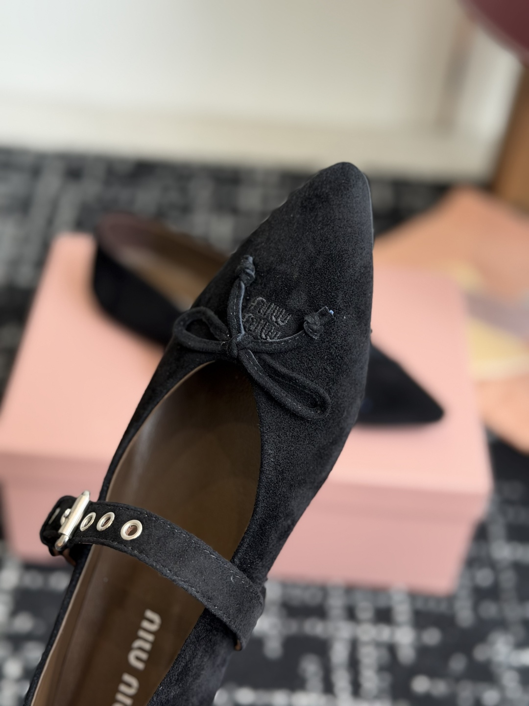 代购级(码数偏小) Miu Miu 缪缪 26ss 尖头单鞋 玛丽珍 单鞋上脚果然更惊艳~ 个性设计非常百搭,而且平底也 代购级(码数偏小) Miu Miu 缪缪 26ss 尖头单鞋 玛丽珍 单鞋上脚果然更惊艳~ 个性设计非常百搭,而且平底也