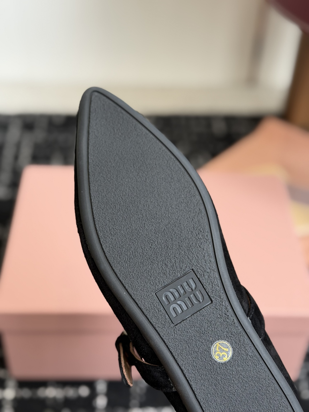 代购级(码数偏小) Miu Miu 缪缪 26ss 尖头单鞋 玛丽珍 单鞋上脚果然更惊艳~ 个性设计非常百搭,而且平底也 代购级(码数偏小) Miu Miu 缪缪 26ss 尖头单鞋 玛丽珍 单鞋上脚果然更惊艳~ 个性设计非常百搭,而且平底也