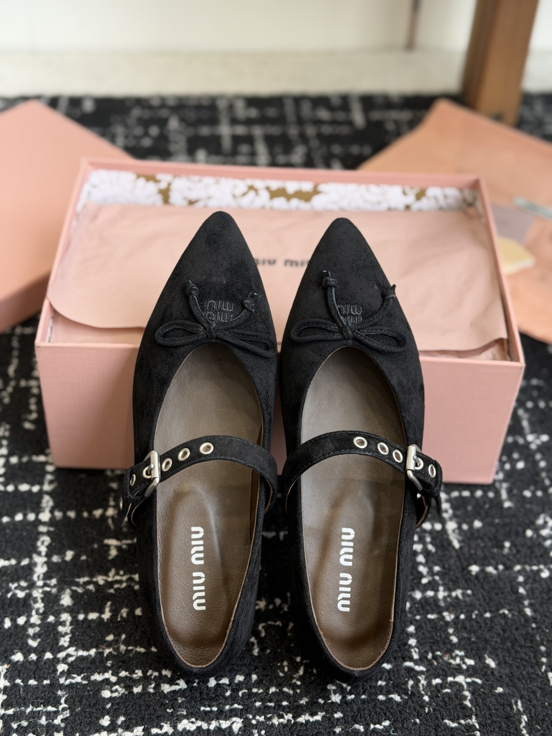 代购级(码数偏小) Miu Miu 缪缪 26ss 尖头单鞋 玛丽珍 单鞋上脚果然更惊艳~ 个性设计非常百搭,而且平底也 代购级(码数偏小) Miu Miu 缪缪 26ss 尖头单鞋 玛丽珍 单鞋上脚果然更惊艳~ 个性设计非常百搭,而且平底也