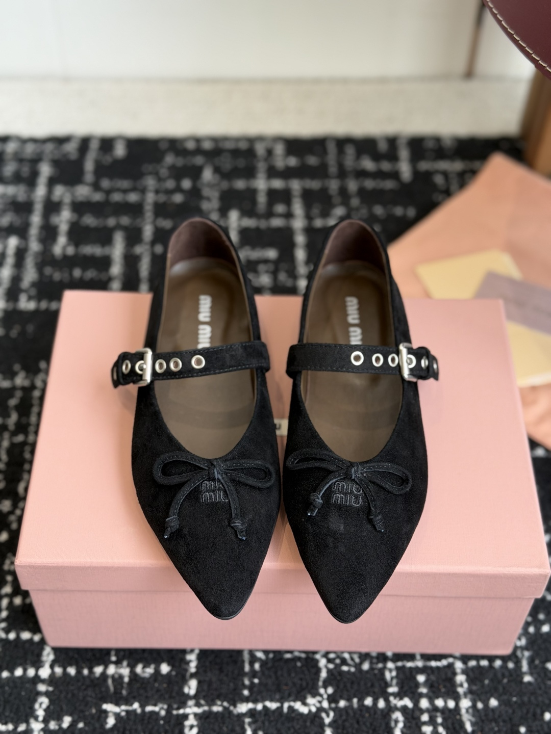 代购级(码数偏小) Miu Miu 缪缪 26ss 尖头单鞋 玛丽珍 单鞋上脚果然更惊艳~ 个性设计非常百搭,而且平底也 代购级(码数偏小) Miu Miu 缪缪 26ss 尖头单鞋 玛丽珍 单鞋上脚果然更惊艳~ 个性设计非常百搭,而且平底也