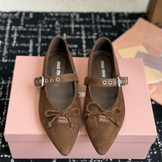 代购级(码数偏小) Miu Miu 缪缪 26ss 尖头单鞋 玛丽珍 单鞋上脚果然更惊艳~ 个性设计非常百搭,而且平底也 代购级(码数偏小) Miu Miu 缪缪 26ss 尖头单鞋 玛丽珍 单鞋上脚果然更惊艳~ 个性设计非常百搭,而且平底也