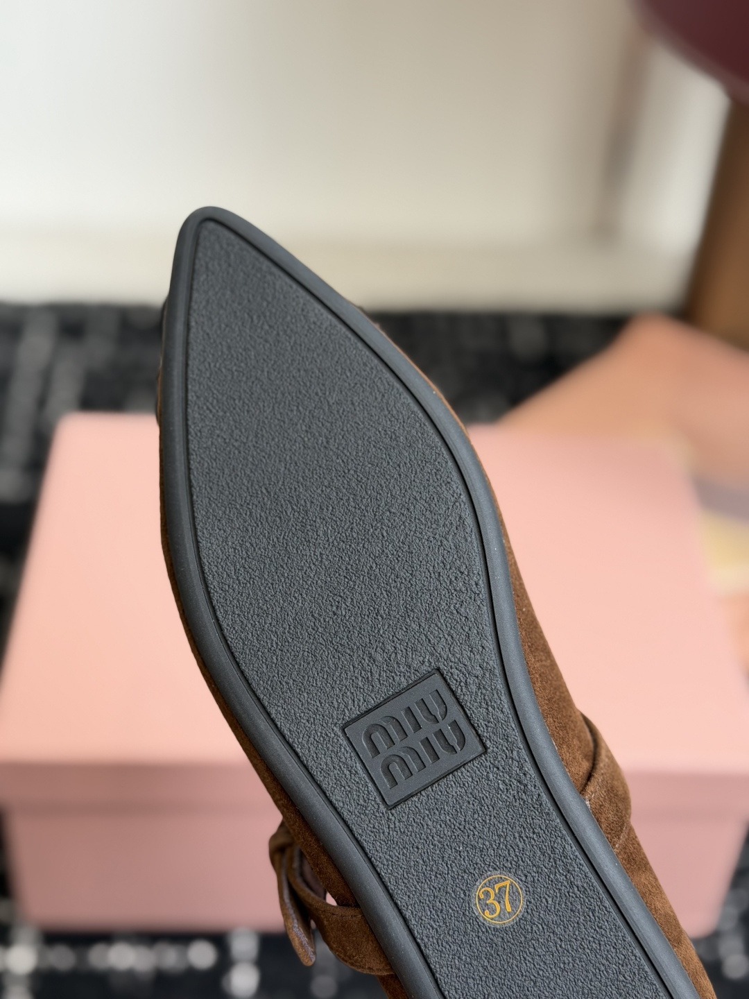代购级(码数偏小) Miu Miu 缪缪 26ss 尖头单鞋 玛丽珍 单鞋上脚果然更惊艳~ 个性设计非常百搭,而且平底也 代购级(码数偏小) Miu Miu 缪缪 26ss 尖头单鞋 玛丽珍 单鞋上脚果然更惊艳~ 个性设计非常百搭,而且平底也