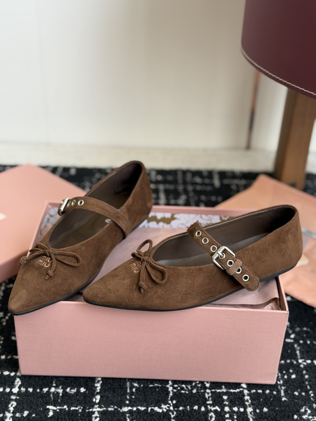 代购级(码数偏小) Miu Miu 缪缪 26ss 尖头单鞋 玛丽珍 单鞋上脚果然更惊艳~ 个性设计非常百搭,而且平底也 代购级(码数偏小) Miu Miu 缪缪 26ss 尖头单鞋 玛丽珍 单鞋上脚果然更惊艳~ 个性设计非常百搭,而且平底也