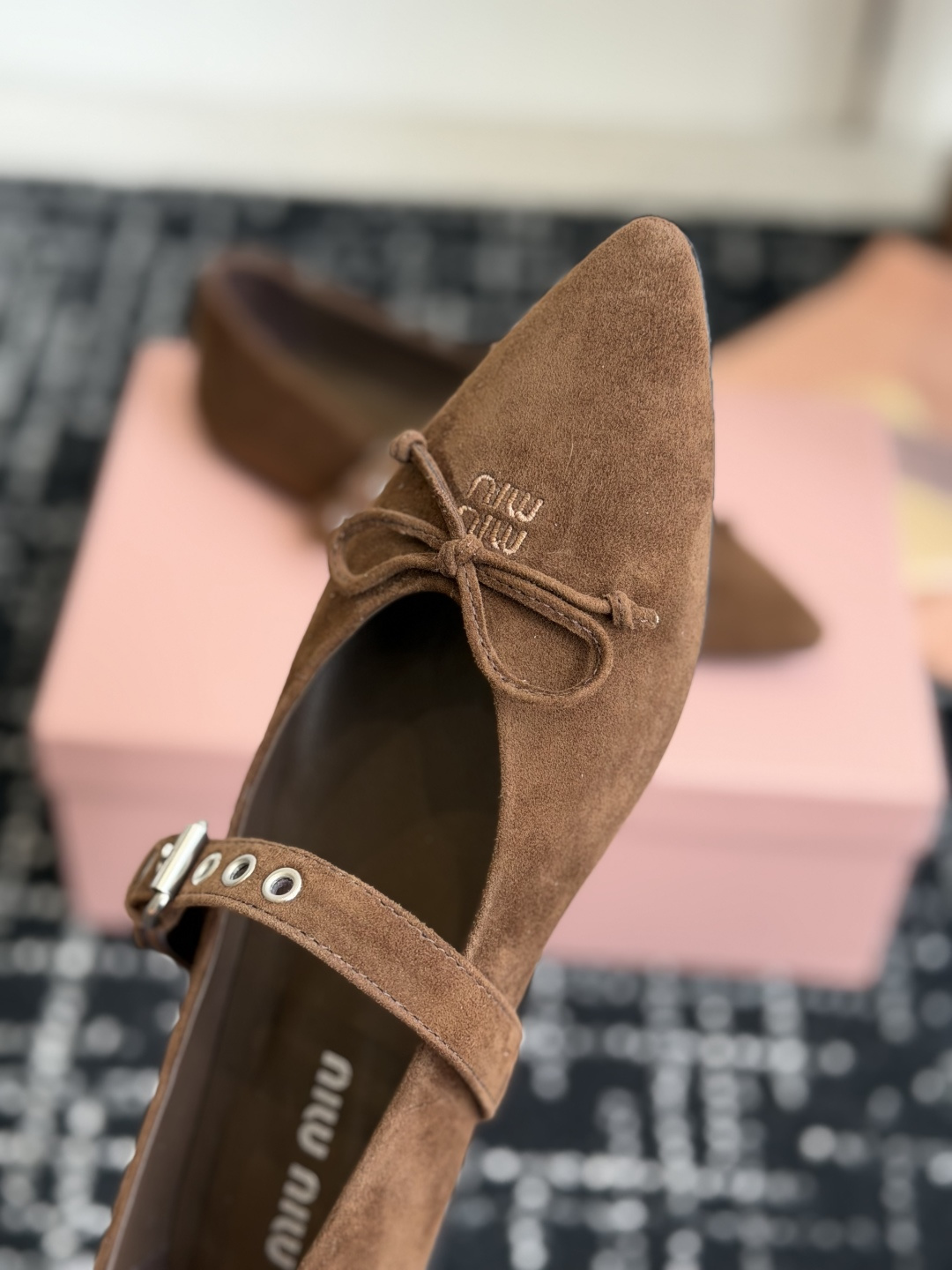 代购级(码数偏小) Miu Miu 缪缪 26ss 尖头单鞋 玛丽珍 单鞋上脚果然更惊艳~ 个性设计非常百搭,而且平底也 代购级(码数偏小) Miu Miu 缪缪 26ss 尖头单鞋 玛丽珍 单鞋上脚果然更惊艳~ 个性设计非常百搭,而且平底也