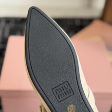 代购级(码数偏小) Miu Miu 缪缪 26ss 尖头单鞋 玛丽珍 单鞋上脚果然更惊艳~ 个性设计非常百搭,而且平底也 代购级(码数偏小) Miu Miu 缪缪 26ss 尖头单鞋 玛丽珍 单鞋上脚果然更惊艳~ 个性设计非常百搭,而且平底也