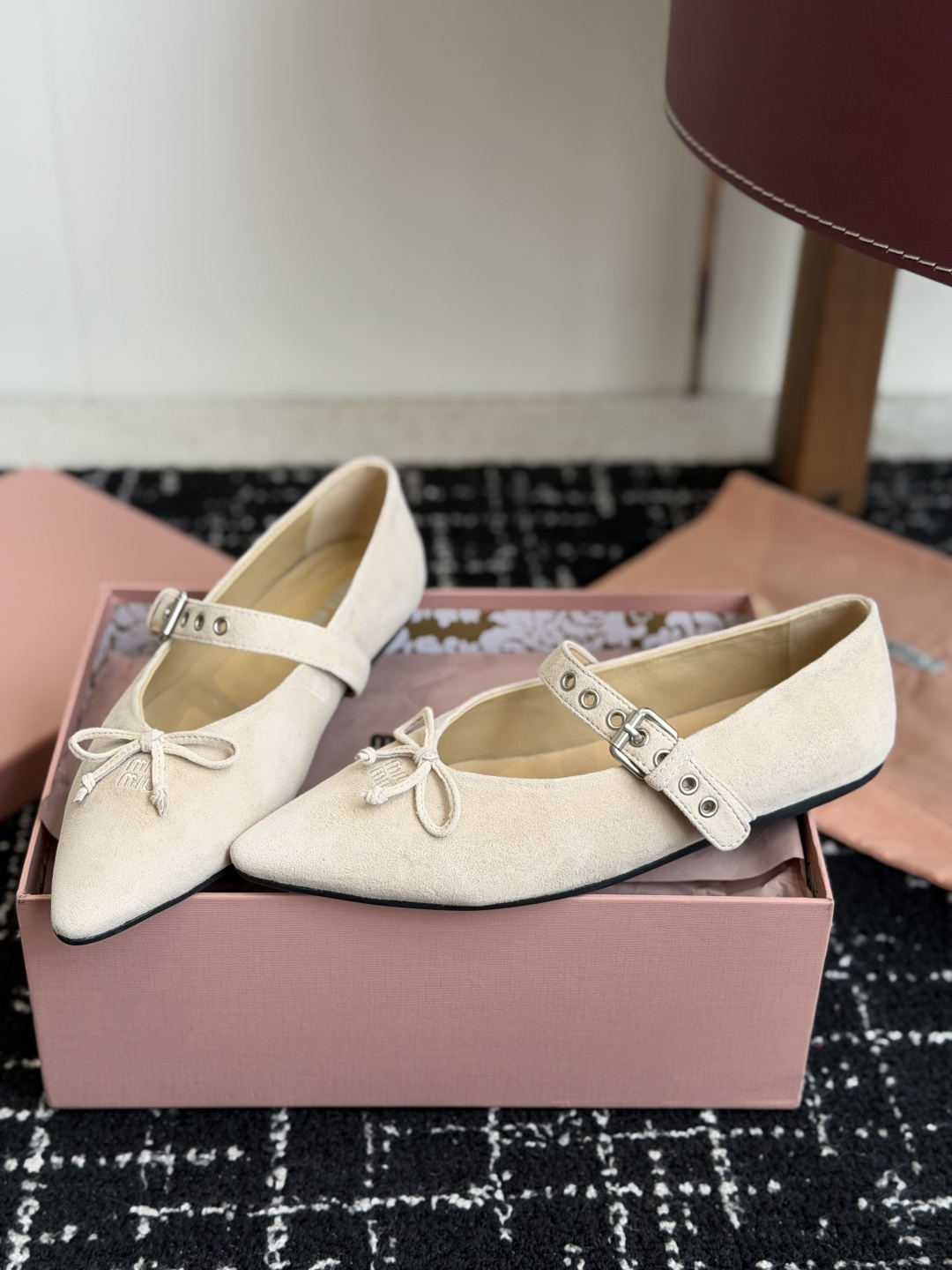 代购级(码数偏小) Miu Miu 缪缪 26ss 尖头单鞋 玛丽珍 单鞋上脚果然更惊艳~ 个性设计非常百搭,而且平底也 代购级(码数偏小) Miu Miu 缪缪 26ss 尖头单鞋 玛丽珍 单鞋上脚果然更惊艳~ 个性设计非常百搭,而且平底也