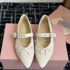 代购级(码数偏小) Miu Miu 缪缪 26ss 尖头单鞋 玛丽珍 单鞋上脚果然更惊艳~ 个性设计非常百搭,而且平底也 代购级(码数偏小) Miu Miu 缪缪 26ss 尖头单鞋 玛丽珍 单鞋上脚果然更惊艳~ 个性设计非常百搭,而且平底也