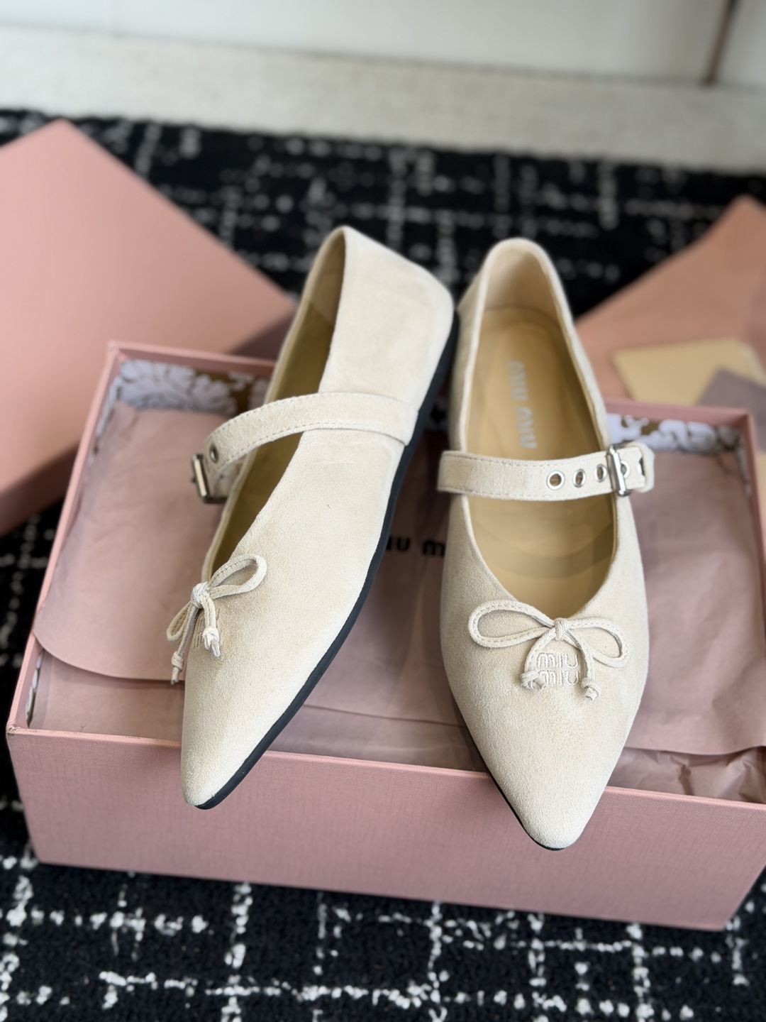代购级(码数偏小) Miu Miu 缪缪 26ss 尖头单鞋 玛丽珍 单鞋上脚果然更惊艳~ 个性设计非常百搭,而且平底也 代购级(码数偏小) Miu Miu 缪缪 26ss 尖头单鞋 玛丽珍 单鞋上脚果然更惊艳~ 个性设计非常百搭,而且平底也