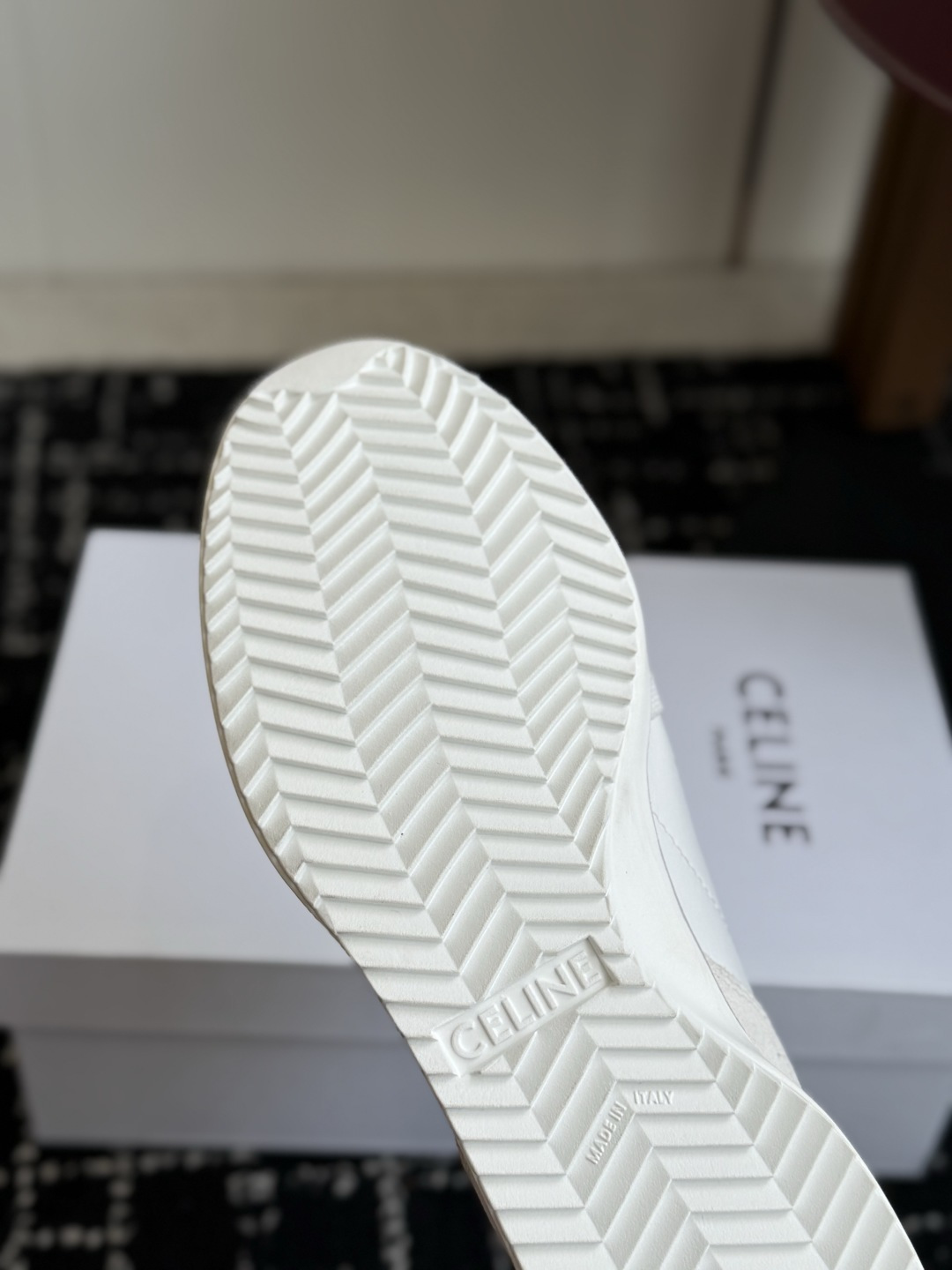 代购级 CELINE·思琳 赛琳最新款复古镂空德训跑鞋 超多明星网红种草,低帮流线型复古阿甘鞋型 鞋头微收、鞋身轻薄贴合 代购级 CELINE·思琳 赛琳最新款复古镂空德训跑鞋 超多明星网红种草,低帮流线型复古阿甘鞋型 鞋头微收、鞋身轻薄贴合