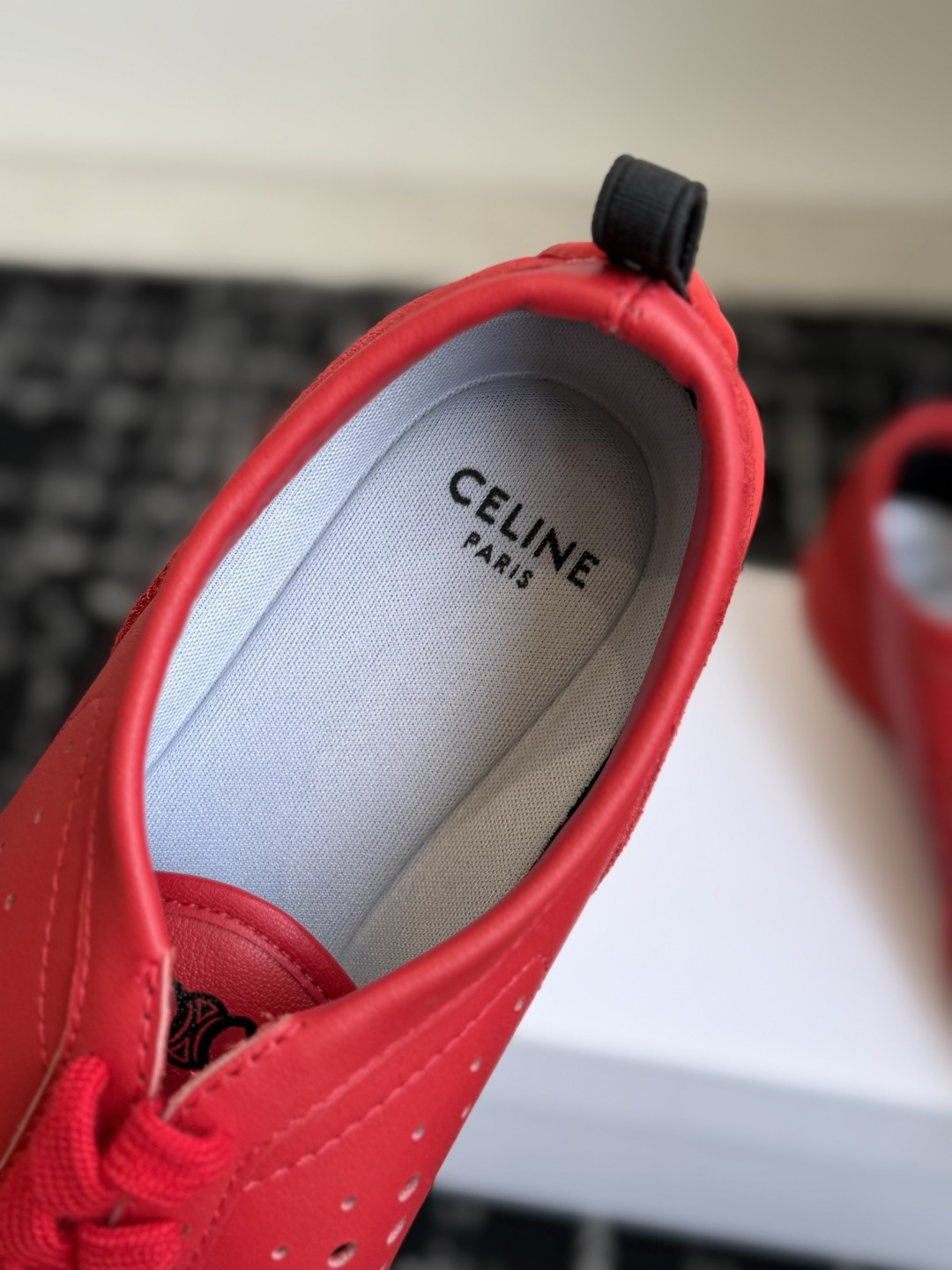 代购级 CELINE·思琳 赛琳最新款复古镂空德训跑鞋 超多明星网红种草,低帮流线型复古阿甘鞋型 鞋头微收、鞋身轻薄贴合 代购级 CELINE·思琳 赛琳最新款复古镂空德训跑鞋 超多明星网红种草,低帮流线型复古阿甘鞋型 鞋头微收、鞋身轻薄贴合