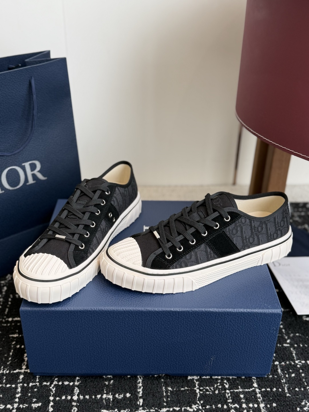 代购级 Dior26ss夏季新款拼接老花高帮帆布鞋 自带松弛复古文艺氛围感的高帮帆布鞋,经典贝壳鞋头搭配利落高帮版型,撞 代购级 Dior26ss夏季新款拼接老花高帮帆布鞋 自带松弛复古文艺氛围感的高帮帆布鞋,经典贝壳鞋头搭配利落高帮版型,撞