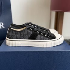 代购级 Dior26ss夏季新款拼接老花高帮帆布鞋 自带松弛复古文艺氛围感的高帮帆布鞋,经典贝壳鞋头搭配利落高帮版型,撞 代购级 Dior26ss夏季新款拼接老花高帮帆布鞋 自带松弛复古文艺氛围感的高帮帆布鞋,经典贝壳鞋头搭配利落高帮版型,撞