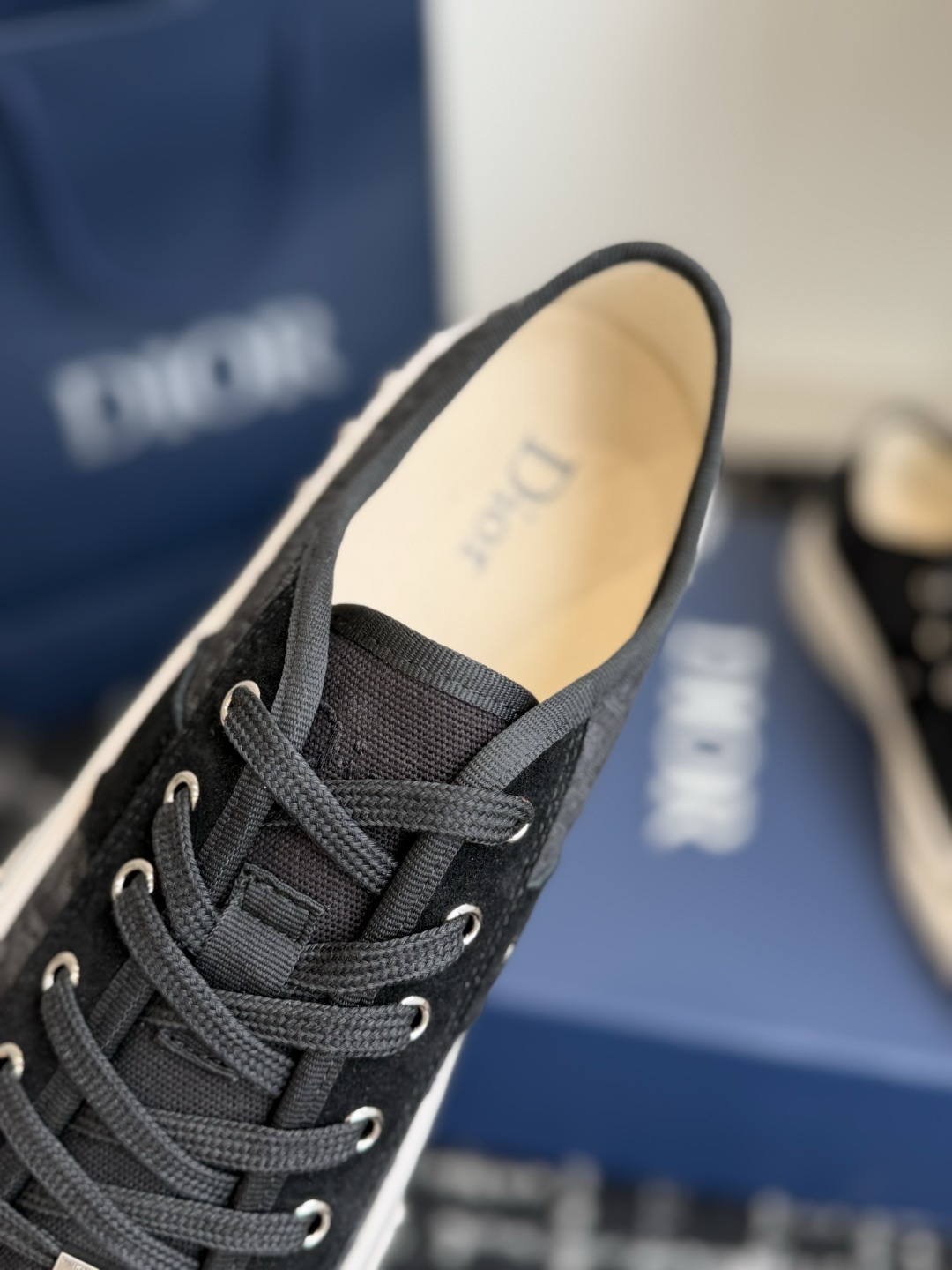 代购级 Dior26ss夏季新款拼接老花高帮帆布鞋 自带松弛复古文艺氛围感的高帮帆布鞋,经典贝壳鞋头搭配利落高帮版型,撞 代购级 Dior26ss夏季新款拼接老花高帮帆布鞋 自带松弛复古文艺氛围感的高帮帆布鞋,经典贝壳鞋头搭配利落高帮版型,撞
