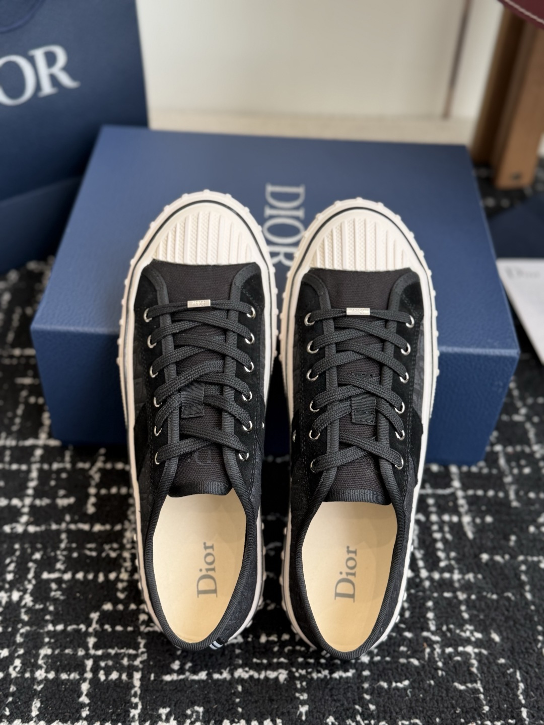 代购级 Dior26ss夏季新款拼接老花高帮帆布鞋 自带松弛复古文艺氛围感的高帮帆布鞋,经典贝壳鞋头搭配利落高帮版型,撞 代购级 Dior26ss夏季新款拼接老花高帮帆布鞋 自带松弛复古文艺氛围感的高帮帆布鞋,经典贝壳鞋头搭配利落高帮版型,撞