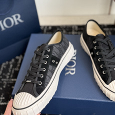 代购级 Dior26ss夏季新款拼接老花高帮帆布鞋 自带松弛复古文艺氛围感的高帮帆布鞋,经典贝壳鞋头搭配利落高帮版型,撞 代购级 Dior26ss夏季新款拼接老花高帮帆布鞋 自带松弛复古文艺氛围感的高帮帆布鞋,经典贝壳鞋头搭配利落高帮版型,撞