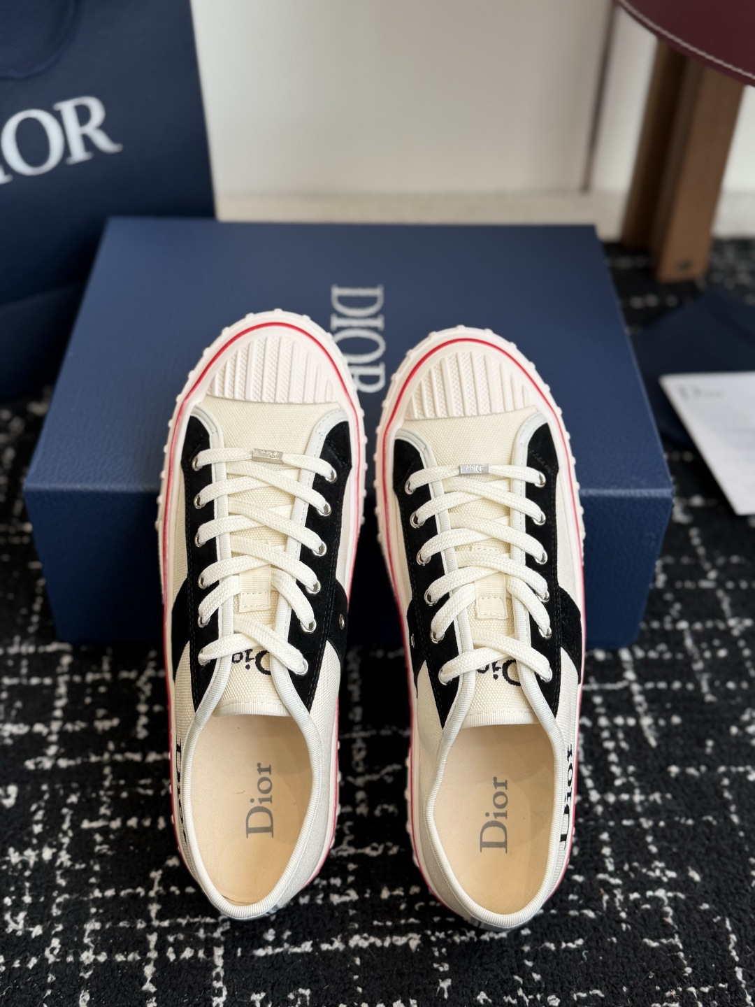代购级 Dior26ss夏季新款拼接老花高帮帆布鞋 自带松弛复古文艺氛围感的高帮帆布鞋，经典贝壳鞋头搭配利落高帮版型，撞