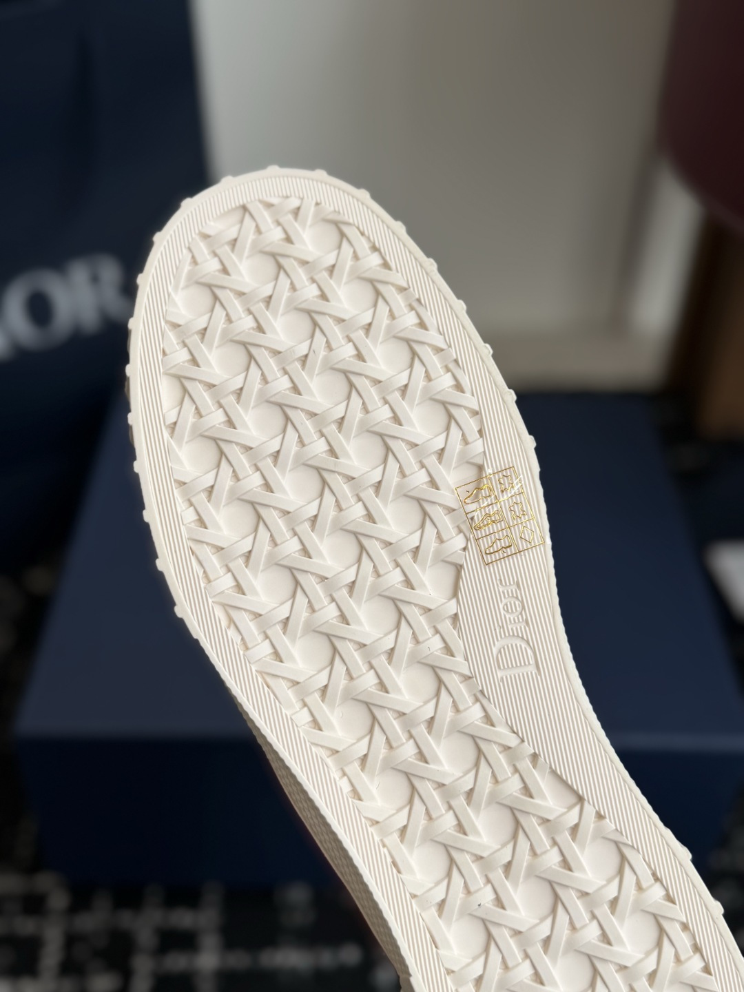 代购级 Dior26ss夏季新款拼接老花高帮帆布鞋 自带松弛复古文艺氛围感的高帮帆布鞋，经典贝壳鞋头搭配利落高帮版型，撞