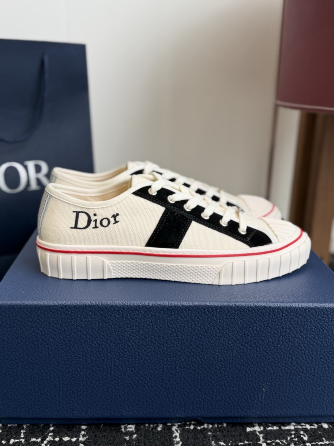 代购级 Dior26ss夏季新款拼接老花高帮帆布鞋 自带松弛复古文艺氛围感的高帮帆布鞋，经典贝壳鞋头搭配利落高帮版型，撞