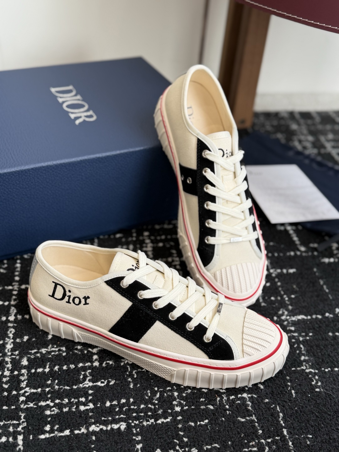 代购级 Dior26ss夏季新款拼接老花高帮帆布鞋 自带松弛复古文艺氛围感的高帮帆布鞋，经典贝壳鞋头搭配利落高帮版型，撞