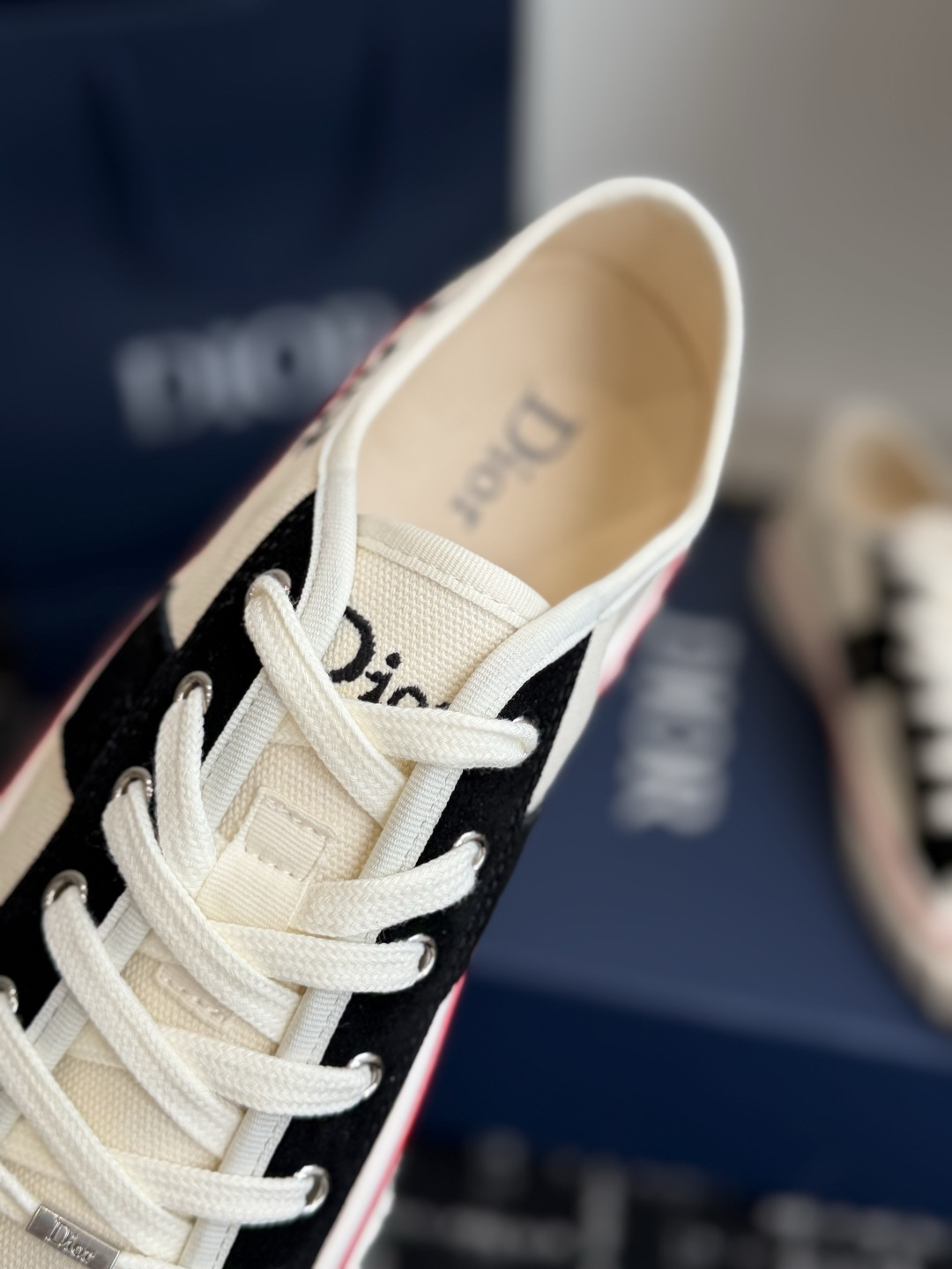 代购级 Dior26ss夏季新款拼接老花高帮帆布鞋 自带松弛复古文艺氛围感的高帮帆布鞋，经典贝壳鞋头搭配利落高帮版型，撞
