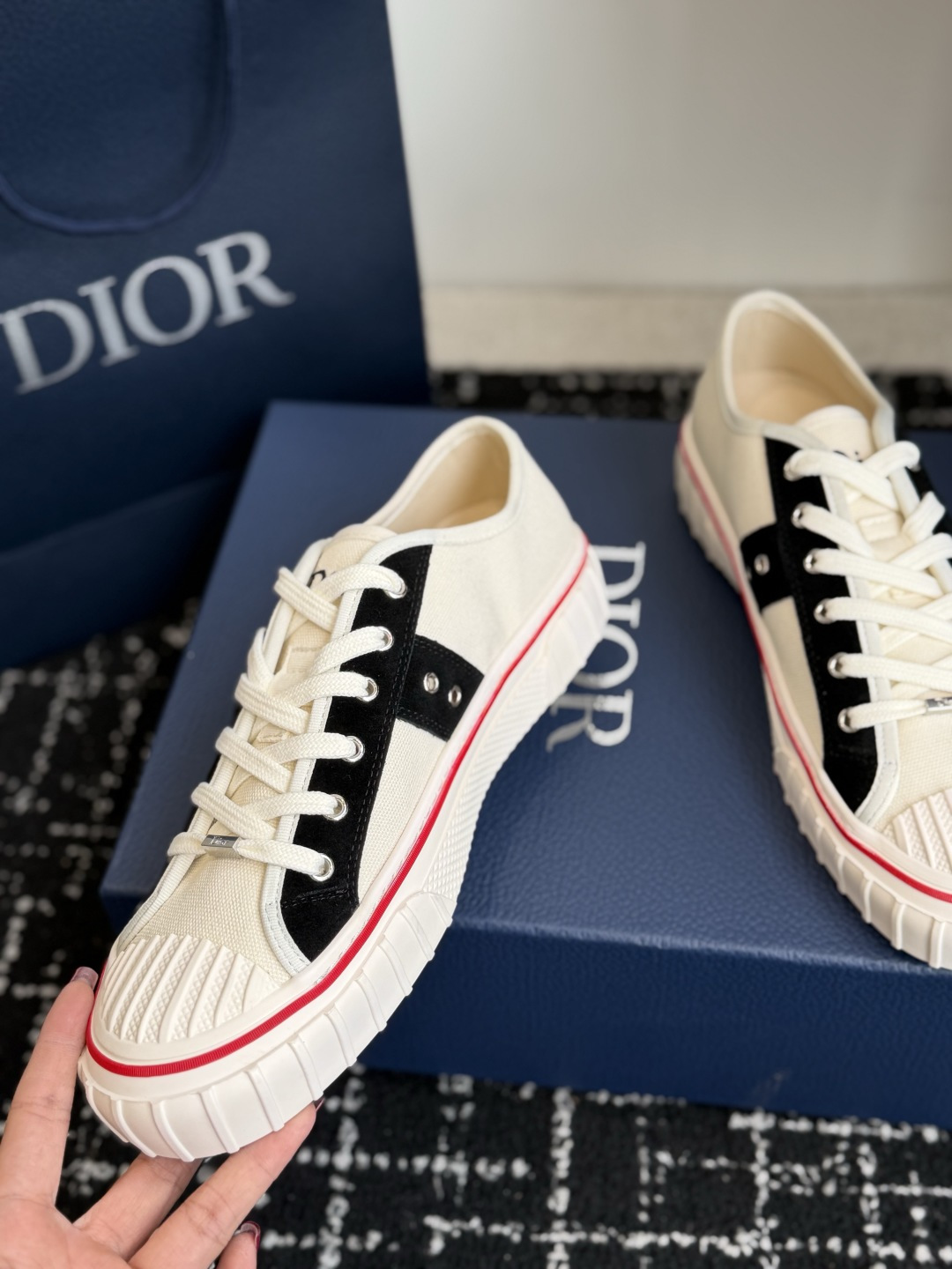 代购级 Dior26ss夏季新款拼接老花高帮帆布鞋 自带松弛复古文艺氛围感的高帮帆布鞋，经典贝壳鞋头搭配利落高帮版型，撞