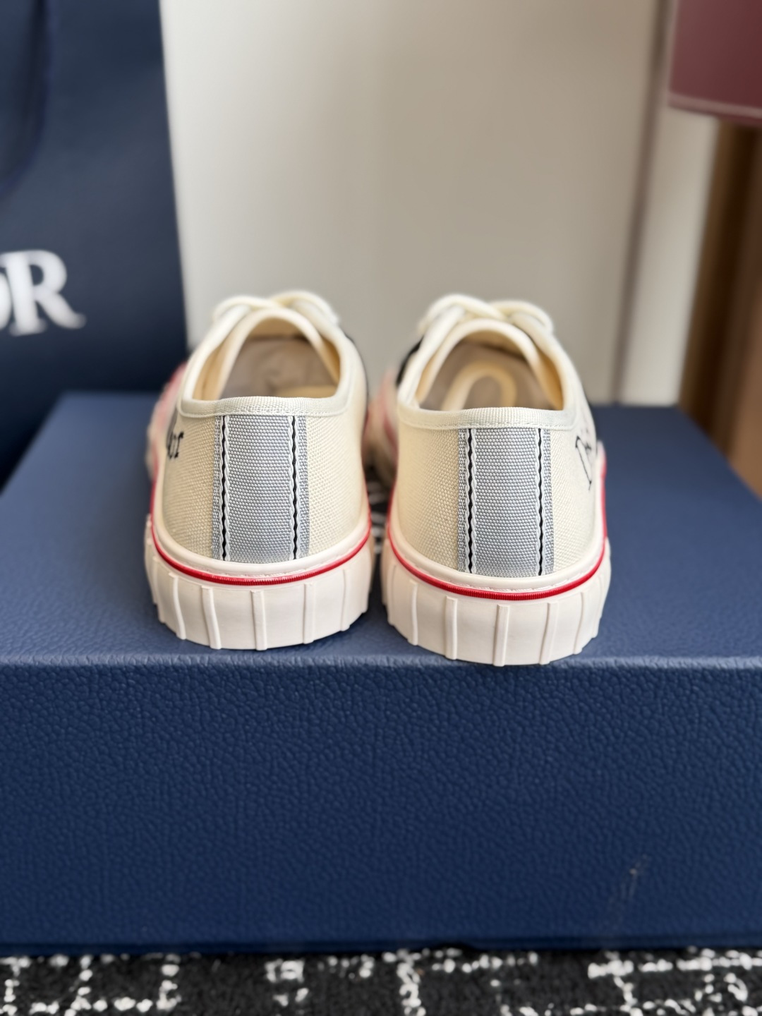 代购级 Dior26ss夏季新款拼接老花高帮帆布鞋 自带松弛复古文艺氛围感的高帮帆布鞋，经典贝壳鞋头搭配利落高帮版型，撞