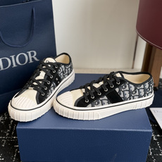 代购级 Dior26ss夏季新款拼接老花高帮帆布鞋 自带松弛复古文艺氛围感的高帮帆布鞋,经典贝壳鞋头搭配利落高帮版型,撞 代购级 Dior26ss夏季新款拼接老花高帮帆布鞋 自带松弛复古文艺氛围感的高帮帆布鞋,经典贝壳鞋头搭配利落高帮版型,撞