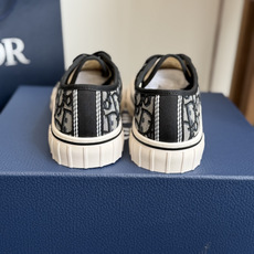 代购级 Dior26ss夏季新款拼接老花高帮帆布鞋 自带松弛复古文艺氛围感的高帮帆布鞋,经典贝壳鞋头搭配利落高帮版型,撞 代购级 Dior26ss夏季新款拼接老花高帮帆布鞋 自带松弛复古文艺氛围感的高帮帆布鞋,经典贝壳鞋头搭配利落高帮版型,撞