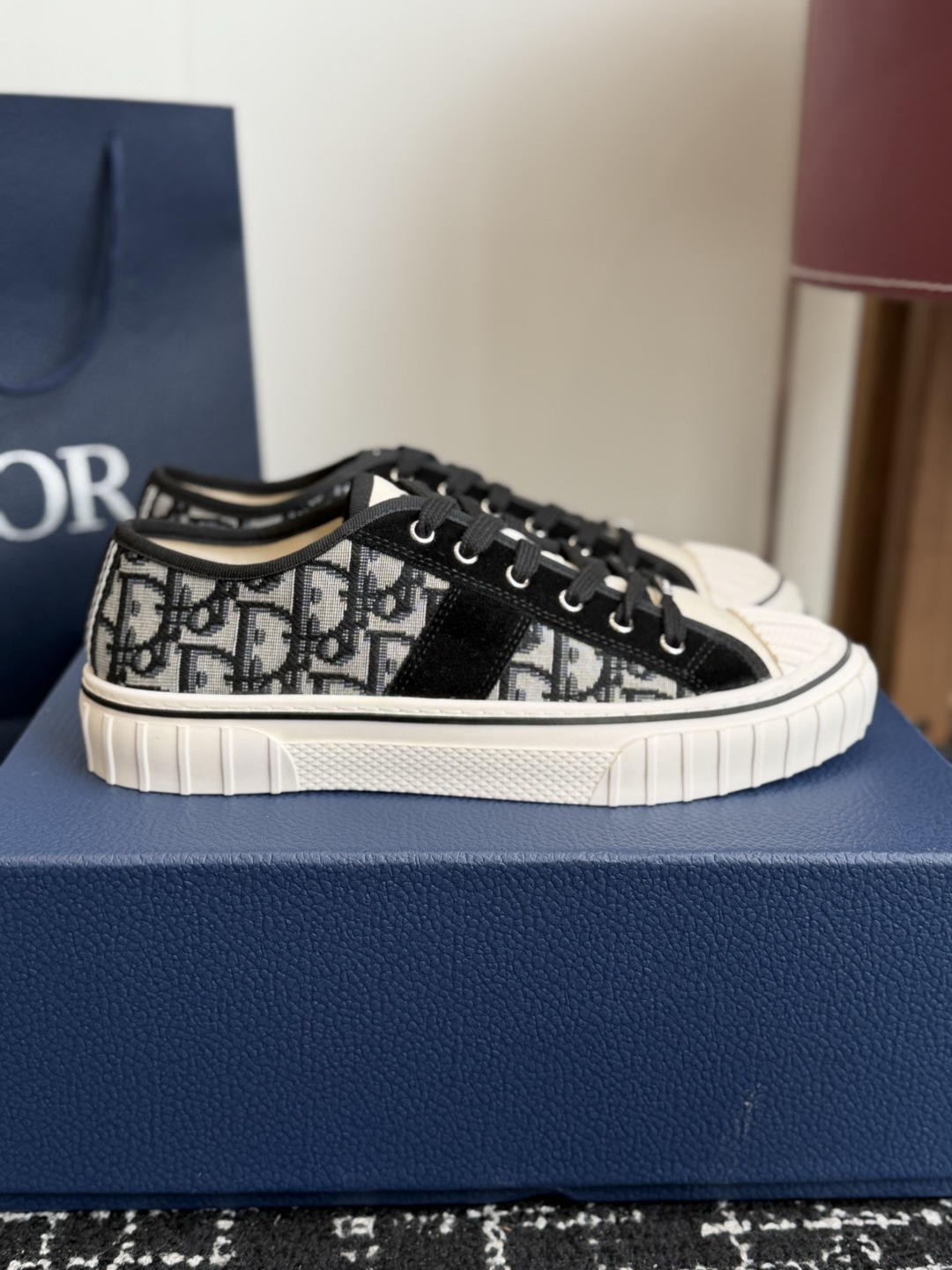 代购级 Dior26ss夏季新款拼接老花高帮帆布鞋 自带松弛复古文艺氛围感的高帮帆布鞋,经典贝壳鞋头搭配利落高帮版型,撞 代购级 Dior26ss夏季新款拼接老花高帮帆布鞋 自带松弛复古文艺氛围感的高帮帆布鞋,经典贝壳鞋头搭配利落高帮版型,撞