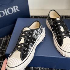 代购级 Dior26ss夏季新款拼接老花高帮帆布鞋 自带松弛复古文艺氛围感的高帮帆布鞋,经典贝壳鞋头搭配利落高帮版型,撞 代购级 Dior26ss夏季新款拼接老花高帮帆布鞋 自带松弛复古文艺氛围感的高帮帆布鞋,经典贝壳鞋头搭配利落高帮版型,撞