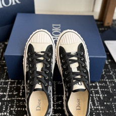 代购级 Dior26ss夏季新款拼接老花高帮帆布鞋 自带松弛复古文艺氛围感的高帮帆布鞋,经典贝壳鞋头搭配利落高帮版型,撞 代购级 Dior26ss夏季新款拼接老花高帮帆布鞋 自带松弛复古文艺氛围感的高帮帆布鞋,经典贝壳鞋头搭配利落高帮版型,撞