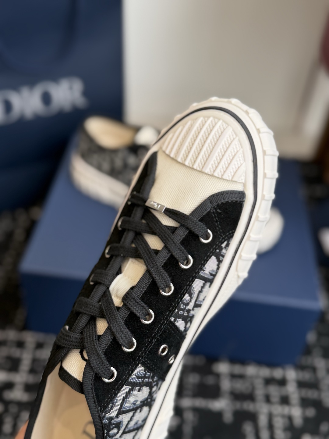 代购级 Dior26ss夏季新款拼接老花高帮帆布鞋 自带松弛复古文艺氛围感的高帮帆布鞋,经典贝壳鞋头搭配利落高帮版型,撞 代购级 Dior26ss夏季新款拼接老花高帮帆布鞋 自带松弛复古文艺氛围感的高帮帆布鞋,经典贝壳鞋头搭配利落高帮版型,撞