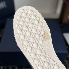 代购级 Dior26ss夏季新款拼接老花高帮帆布鞋 自带松弛复古文艺氛围感的高帮帆布鞋,经典贝壳鞋头搭配利落高帮版型,撞 代购级 Dior26ss夏季新款拼接老花高帮帆布鞋 自带松弛复古文艺氛围感的高帮帆布鞋,经典贝壳鞋头搭配利落高帮版型,撞