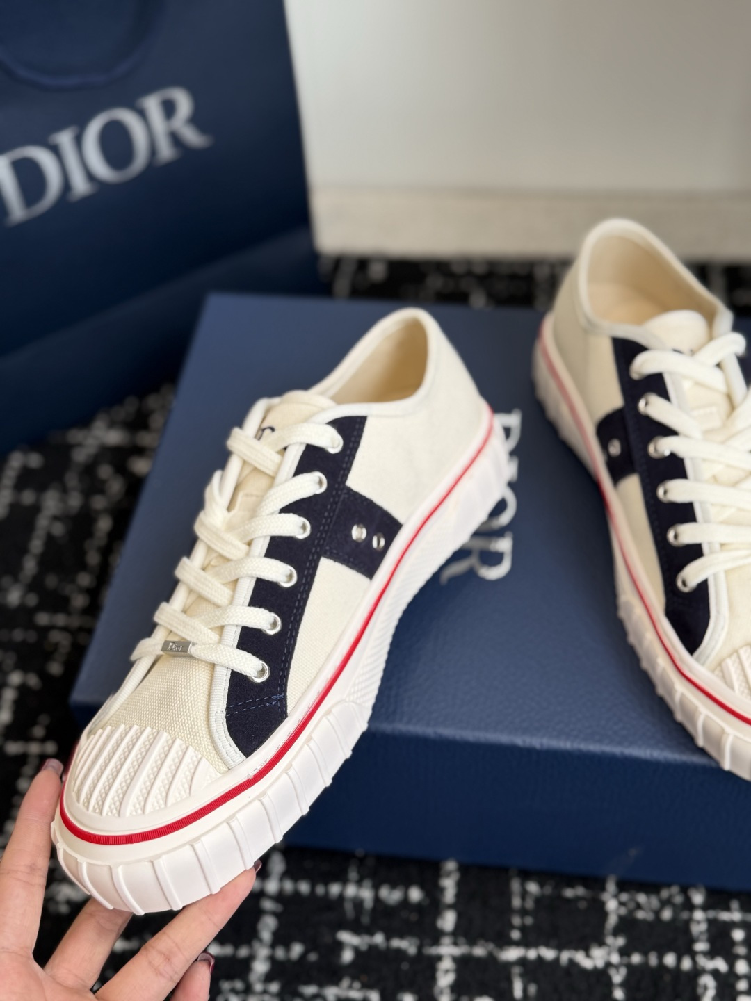 代购级 Dior26ss夏季新款拼接老花高帮帆布鞋 自带松弛复古文艺氛围感的高帮帆布鞋,经典贝壳鞋头搭配利落高帮版型,撞 代购级 Dior26ss夏季新款拼接老花高帮帆布鞋 自带松弛复古文艺氛围感的高帮帆布鞋,经典贝壳鞋头搭配利落高帮版型,撞