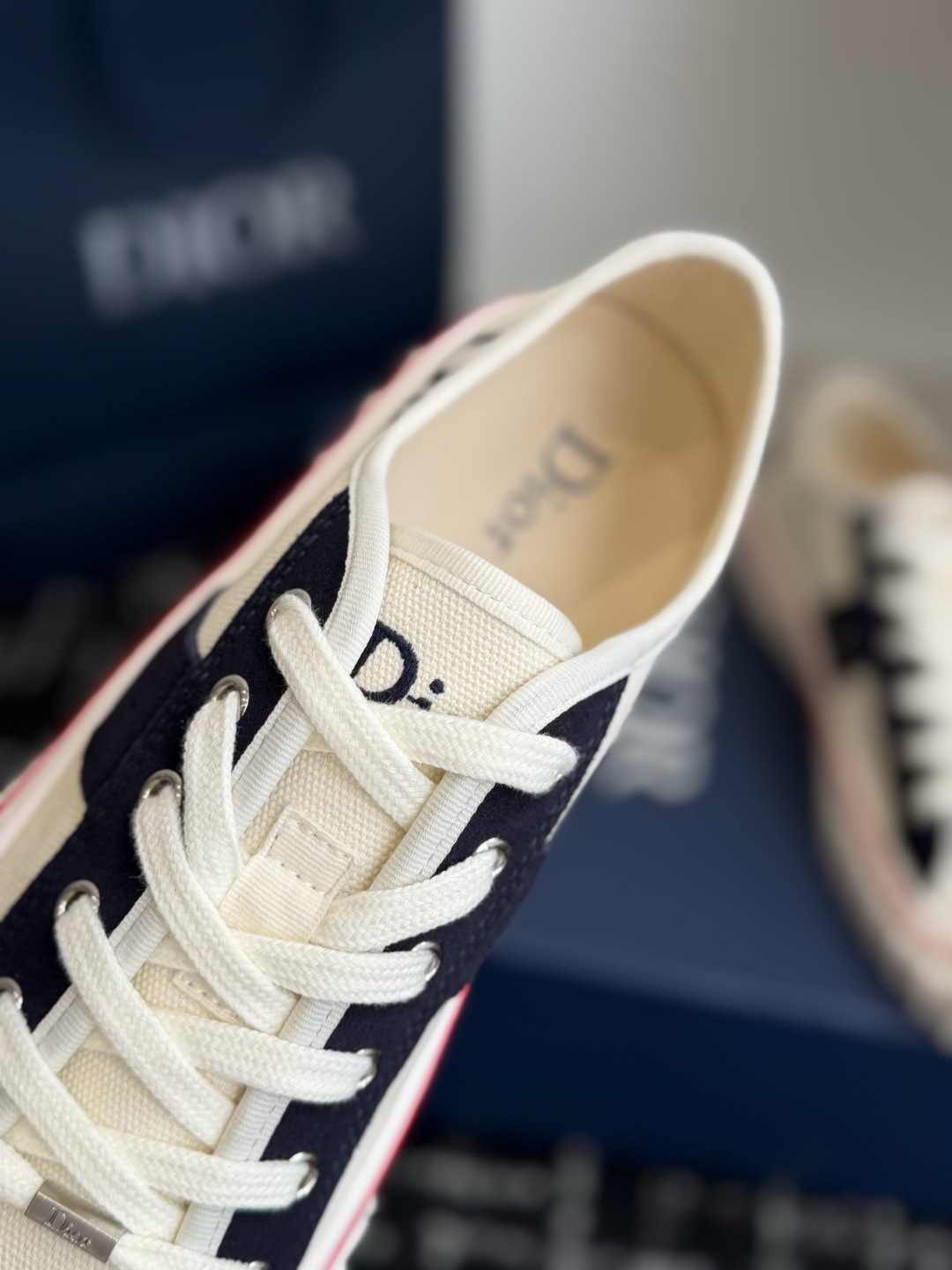 代购级 Dior26ss夏季新款拼接老花高帮帆布鞋 自带松弛复古文艺氛围感的高帮帆布鞋,经典贝壳鞋头搭配利落高帮版型,撞 代购级 Dior26ss夏季新款拼接老花高帮帆布鞋 自带松弛复古文艺氛围感的高帮帆布鞋,经典贝壳鞋头搭配利落高帮版型,撞