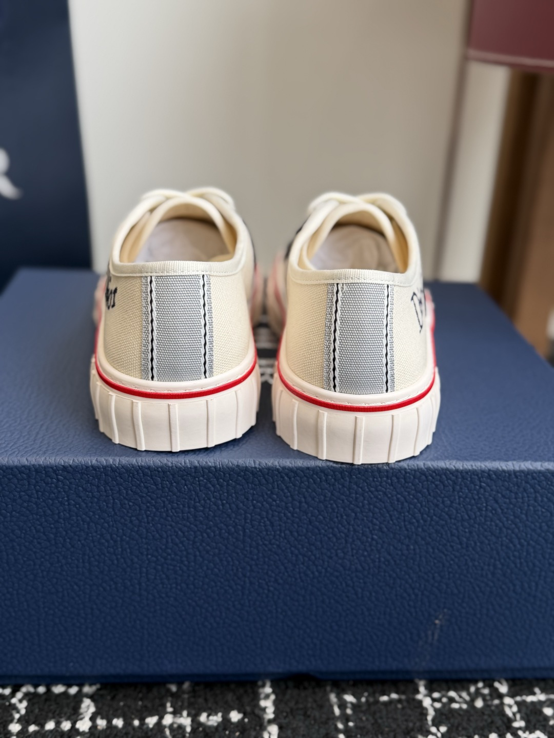 代购级 Dior26ss夏季新款拼接老花高帮帆布鞋 自带松弛复古文艺氛围感的高帮帆布鞋,经典贝壳鞋头搭配利落高帮版型,撞 代购级 Dior26ss夏季新款拼接老花高帮帆布鞋 自带松弛复古文艺氛围感的高帮帆布鞋,经典贝壳鞋头搭配利落高帮版型,撞