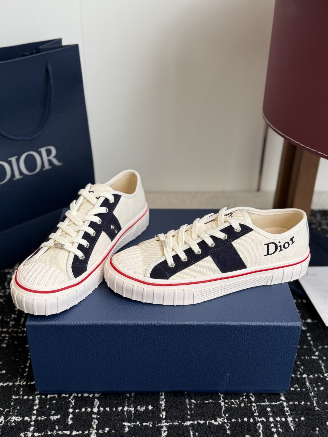 代购级 Dior26ss夏季新款拼接老花高帮帆布鞋 自带松弛复古文艺氛围感的高帮帆布鞋,经典贝壳鞋头搭配利落高帮版型,撞 代购级 Dior26ss夏季新款拼接老花高帮帆布鞋 自带松弛复古文艺氛围感的高帮帆布鞋,经典贝壳鞋头搭配利落高帮版型,撞