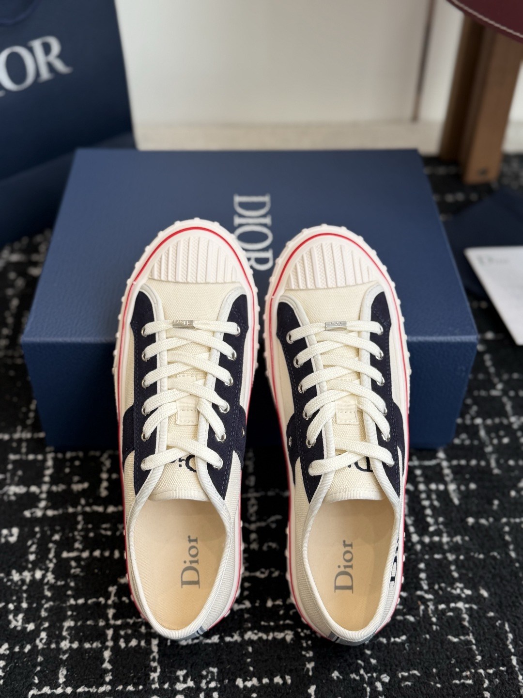 代购级 Dior26ss夏季新款拼接老花高帮帆布鞋 自带松弛复古文艺氛围感的高帮帆布鞋,经典贝壳鞋头搭配利落高帮版型,撞 代购级 Dior26ss夏季新款拼接老花高帮帆布鞋 自带松弛复古文艺氛围感的高帮帆布鞋,经典贝壳鞋头搭配利落高帮版型,撞