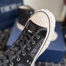 代购级 Dior26ss夏季新款拼接老花高帮帆布鞋 自带松弛复古文艺氛围感的高帮帆布鞋,经典贝壳鞋头搭配利落高帮版型,撞 代购级 Dior26ss夏季新款拼接老花高帮帆布鞋 自带松弛复古文艺氛围感的高帮帆布鞋,经典贝壳鞋头搭配利落高帮版型,撞