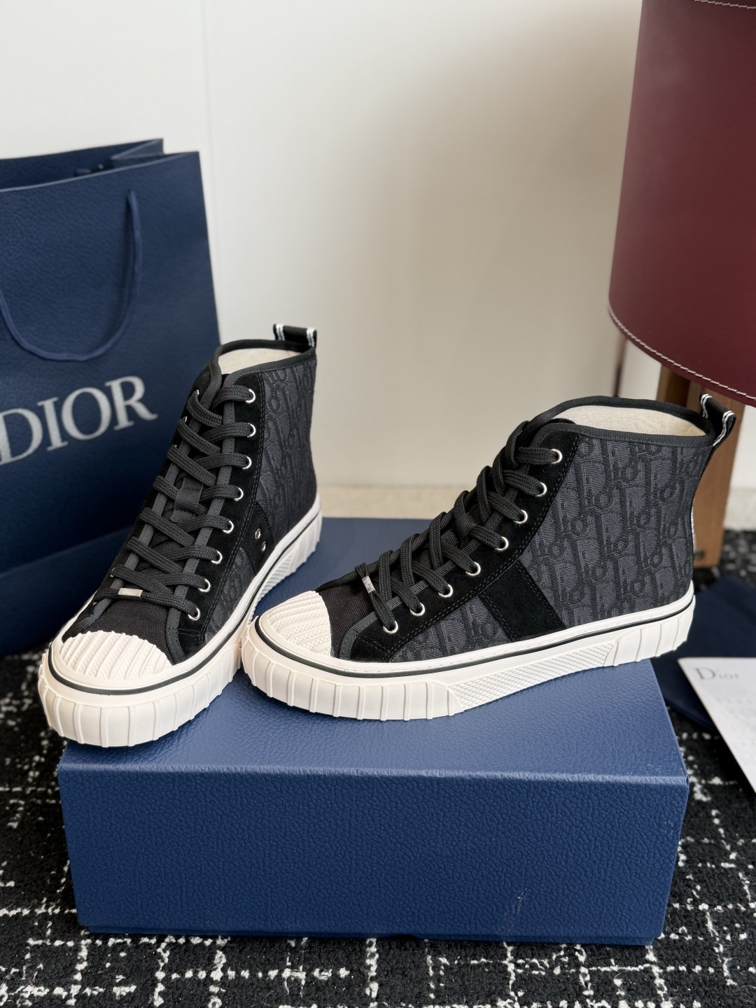 代购级 Dior26ss夏季新款拼接老花高帮帆布鞋 自带松弛复古文艺氛围感的高帮帆布鞋,经典贝壳鞋头搭配利落高帮版型,撞 代购级 Dior26ss夏季新款拼接老花高帮帆布鞋 自带松弛复古文艺氛围感的高帮帆布鞋,经典贝壳鞋头搭配利落高帮版型,撞