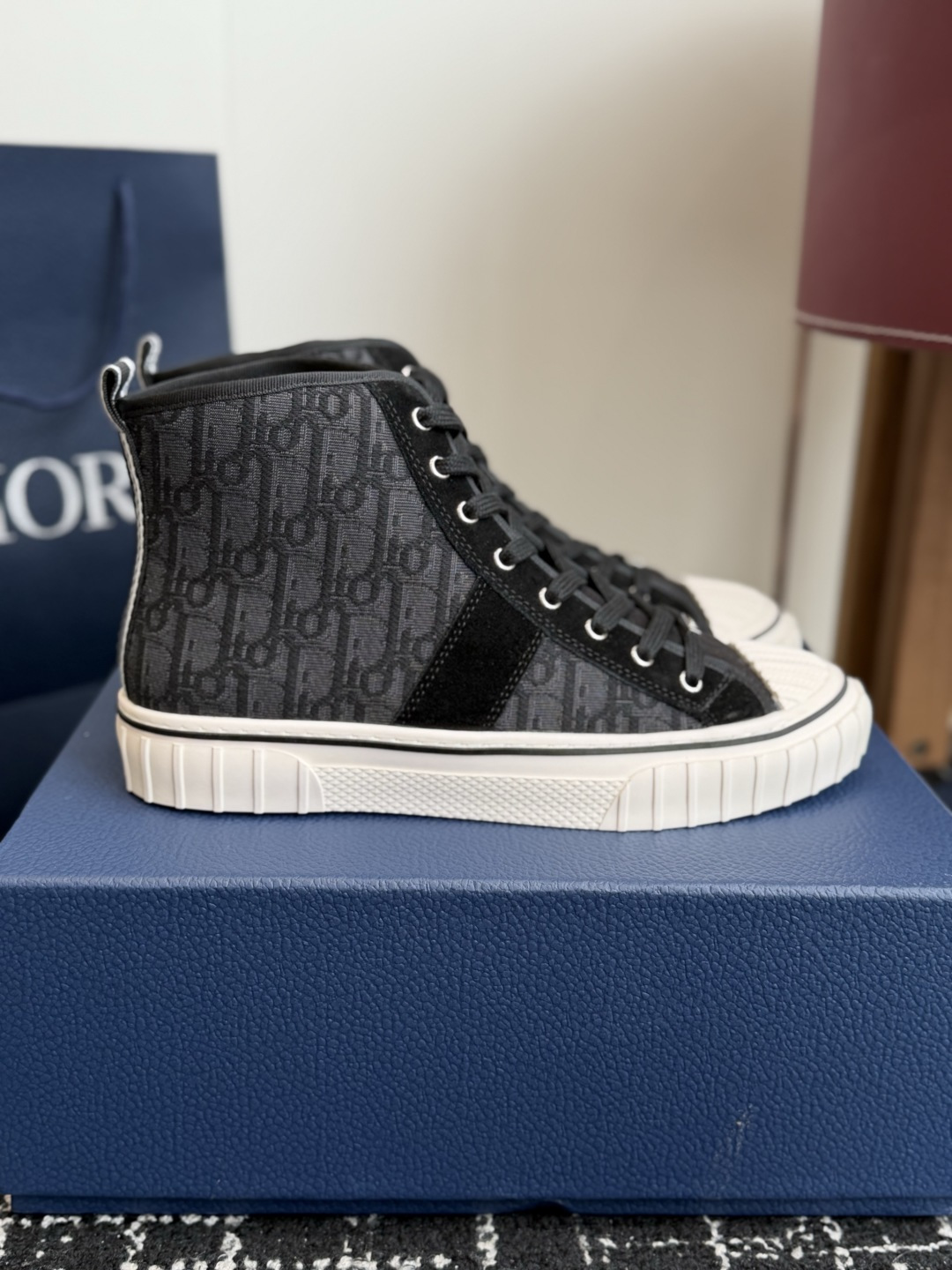 代购级 Dior26ss夏季新款拼接老花高帮帆布鞋 自带松弛复古文艺氛围感的高帮帆布鞋,经典贝壳鞋头搭配利落高帮版型,撞 代购级 Dior26ss夏季新款拼接老花高帮帆布鞋 自带松弛复古文艺氛围感的高帮帆布鞋,经典贝壳鞋头搭配利落高帮版型,撞