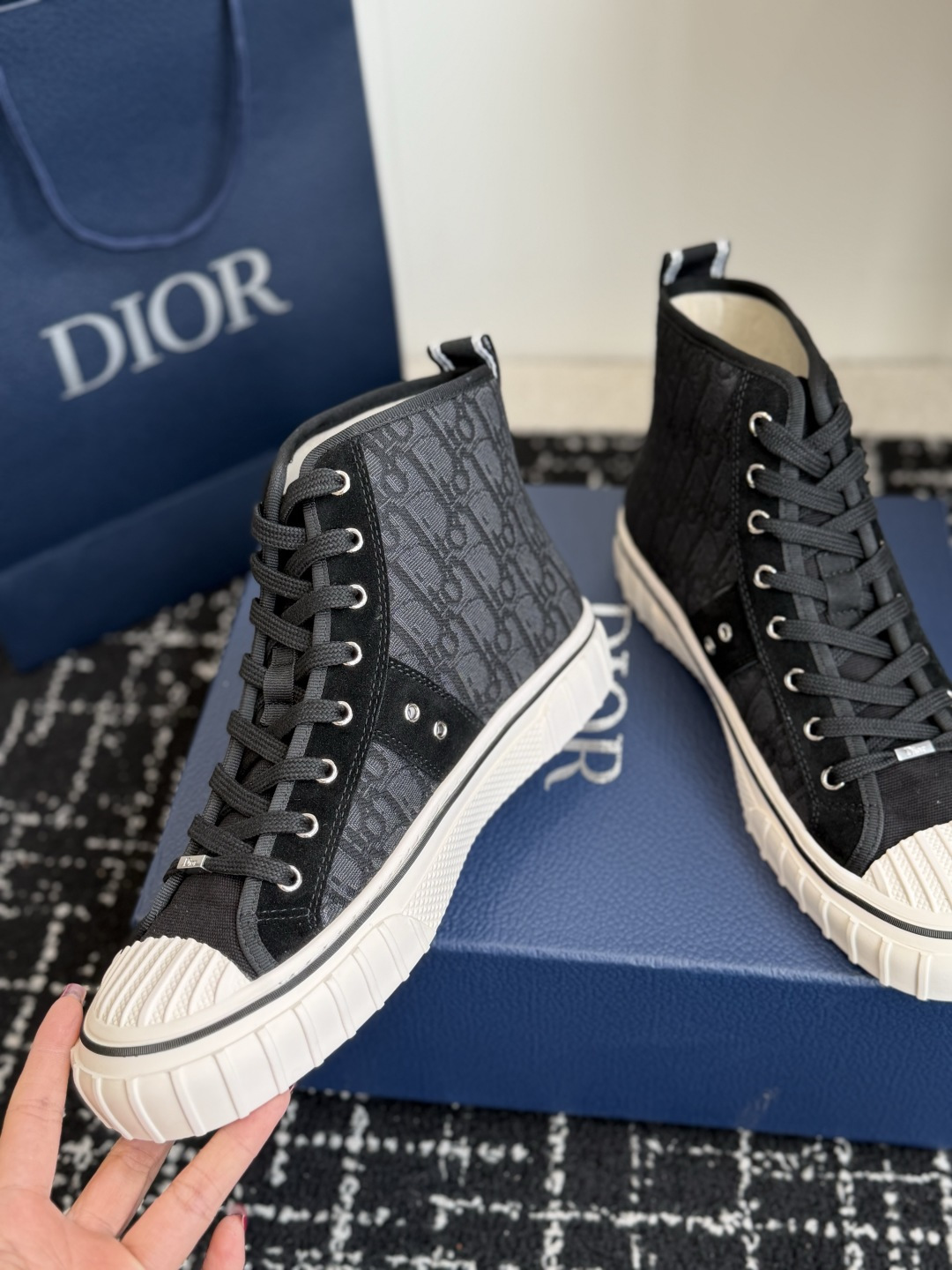 代购级 Dior26ss夏季新款拼接老花高帮帆布鞋 自带松弛复古文艺氛围感的高帮帆布鞋,经典贝壳鞋头搭配利落高帮版型,撞 代购级 Dior26ss夏季新款拼接老花高帮帆布鞋 自带松弛复古文艺氛围感的高帮帆布鞋,经典贝壳鞋头搭配利落高帮版型,撞